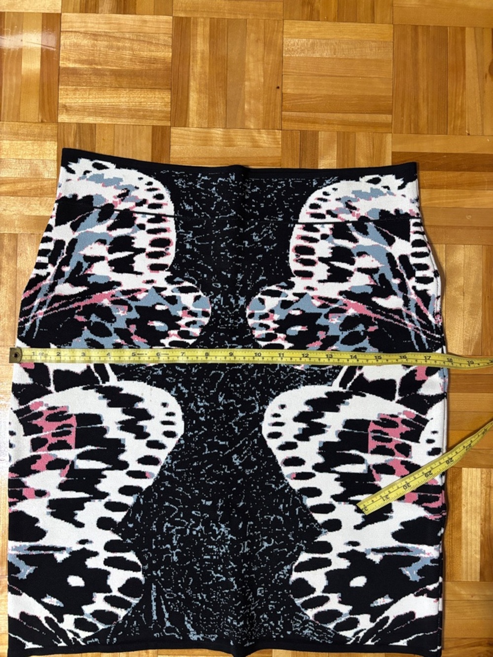 BCBGMaxAzria Black and White Abstract Pencil Skirt with Pink Accents - Picture 8 of 9